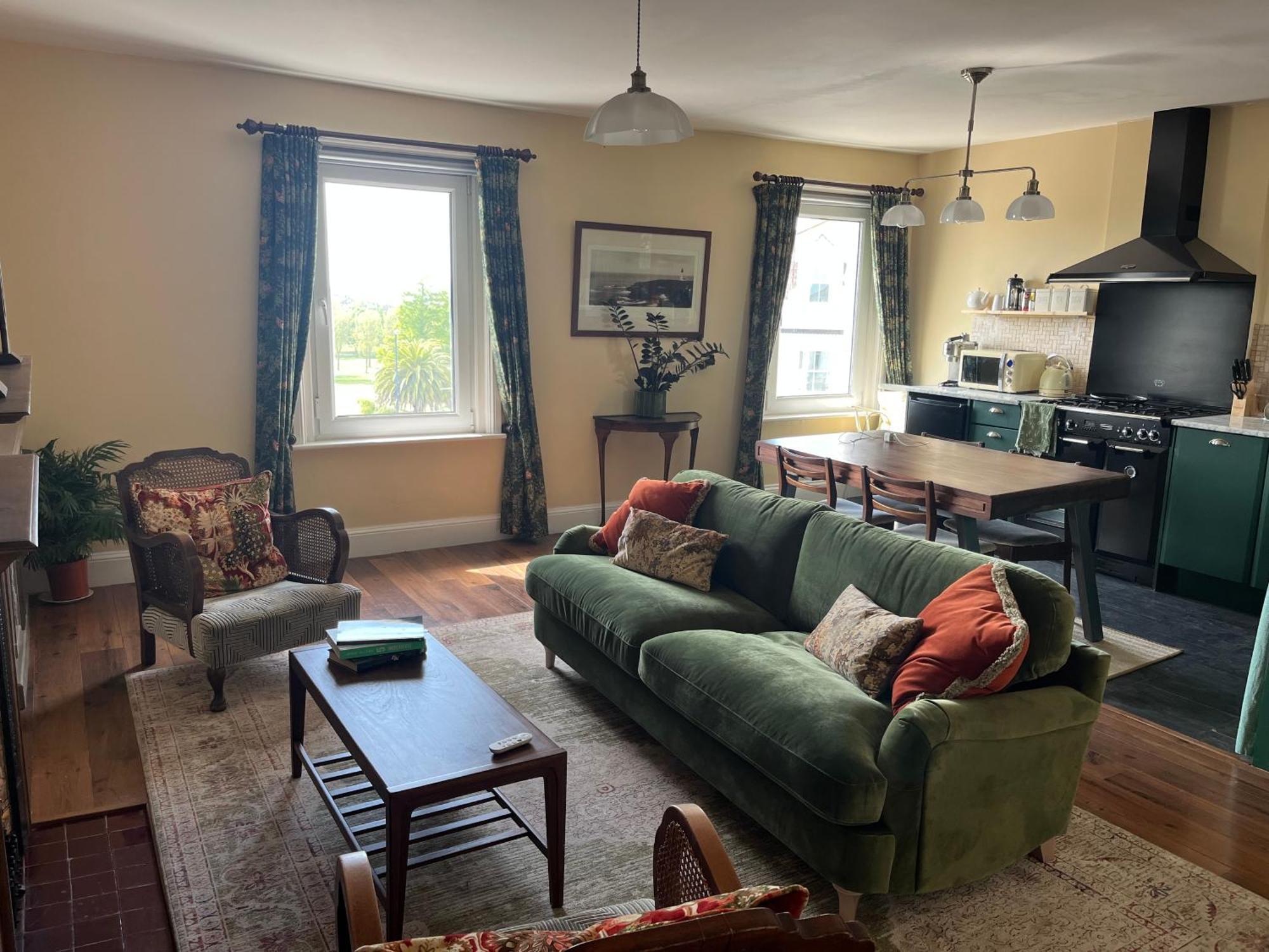 Southsea, Portsmouth - Two Bedroom Apartment - Newly Refurbished Throughout - Treetop Sea Views Exterior photo